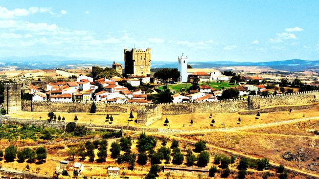 La ciudad amurallada, que data del siglo XIV, constituye el centro histórico de Braganza. Cuenta con una de las torres mejor conservadas y más bellas de ese siglo.