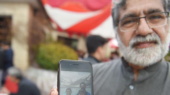 Rizwan Rashid muestra la foto de su hermano Naeem Rashid, quien murió en la masacre.
