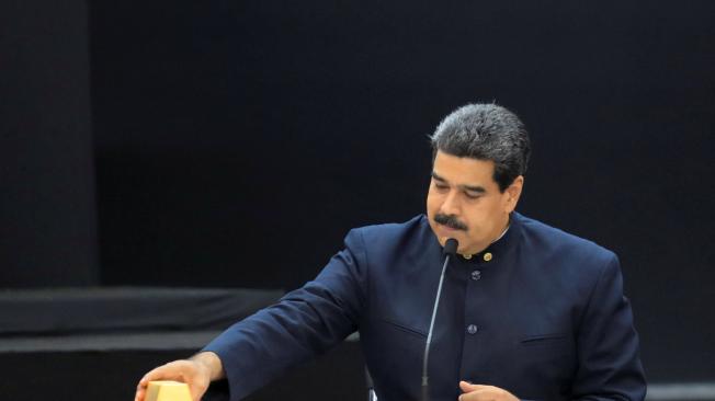 Nicolás Maduro exhibe unas barras de oro durante un discurso televisado el 22 de marzo de 2018.