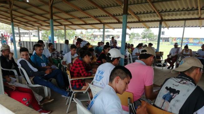Jóvenes de cinco veredas vecinas presenciaron y participaron del encuentro político en la ETCR de Charras, en Guaviare.