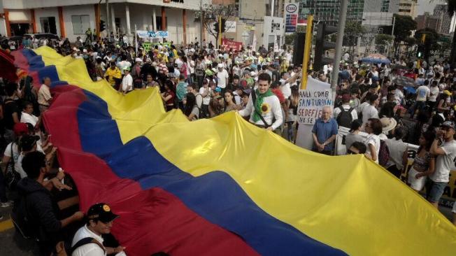 Con una gran bandera de Colombia cientos de ciudadanos salieron a las calles.