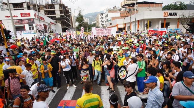 Hinchas del club Atlético Bucaramanga se unieron a la manifestación.