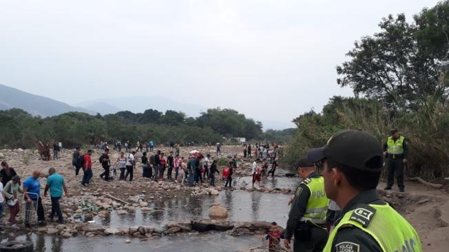 Policía Nacional custodia las trochas Los Mangos y La Isla, por donde se registra el mayor flujo irregular de migrantes entre Colombia y Venezuela.
