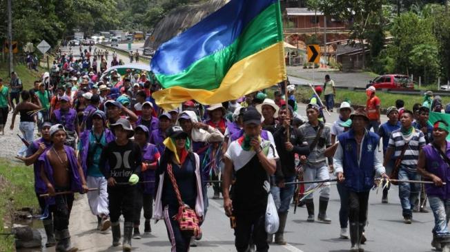 Al mediodía del lunes, unos 5.000 indígenas marcharon por la vía Cali-Buenaventura en apoyo a la minga.