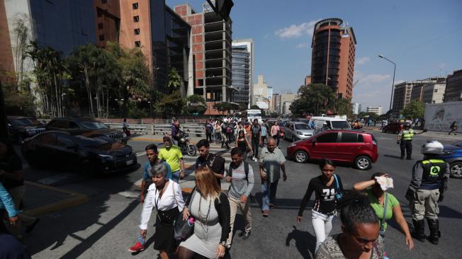 Cientos de personas tuvieron que dejar sus trabajos y esperar durante horas transporte público debido a la repentina interrupción del servicio de energía eléctrica, que dejó sin funcionamiento al metro de Caracas. El régimen de Nicolás Maduro declaró el martes como día no laboral.