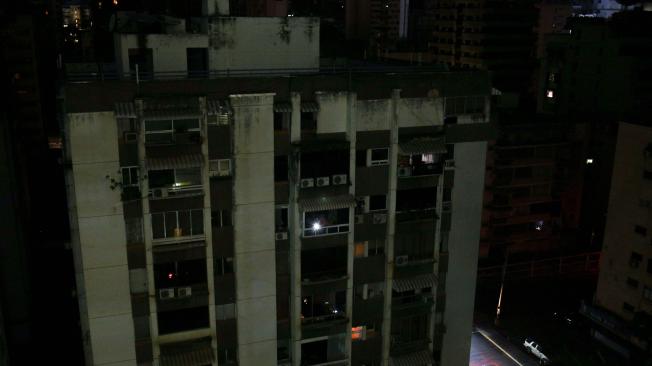 Vista de un edificio en el conjunto residencial Los Palos Grandes en Caracas, en pleno apagón.