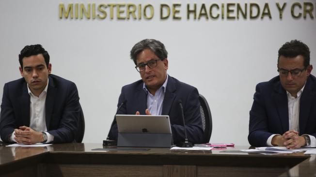 El ministro de Hacienda Alberto Carrasquilla y otros funcionarios de esa cartera, durante la presentación del acta del comité de regla fiscal.