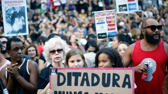 Coreando “dictadura nunca más”, cientos de manifestantes protestaron en Río de Janeiro y otras ciudades
de Brasil, en el 55.º aniversario del golpe que dio paso a más de dos décadas de gobiernos militares.
