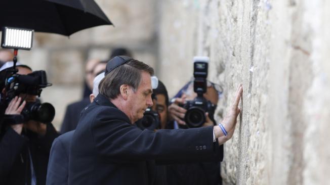 El presidente de Brasil, Jair Bolsonaro, reza en el Muro de las Lamentaciones, este lunes en Jerusalén (Israel).