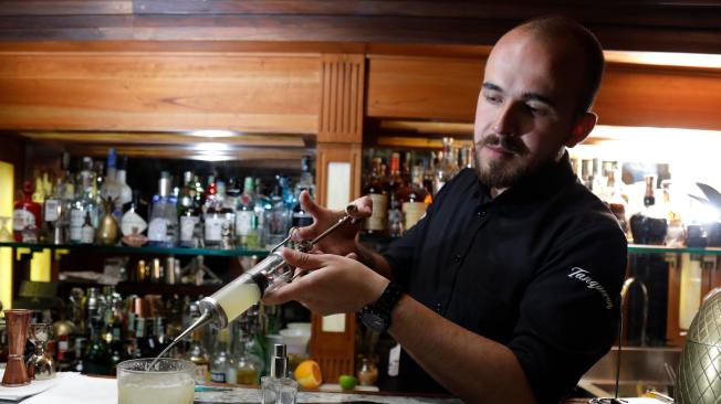 Wilman Corredor es el bartender de este pequeño lugar que cobra vida independiente en el corazón de otro restaurante.