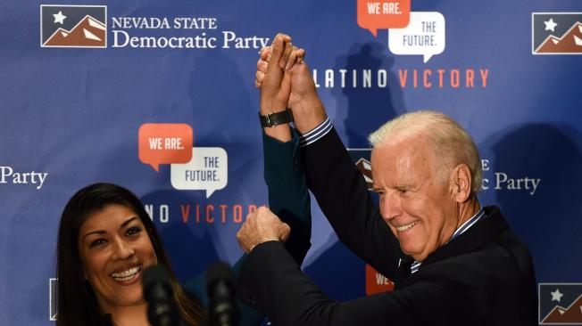 Foto de archivo del 2014 cuando el demócrata Joe Biden y la congresista Lucy Flores asisten a un evento en Las Vegas.