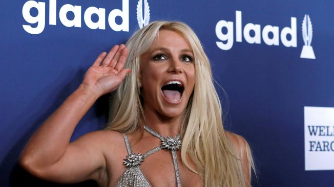 Britney Spears ingresó este jueves a una clínica de salud mental tras un episodio de angustia derivado de la enfermedad de su padre, Jamie Spears. La ‘princesa del Pop’ ha sido reconocida no solo por sus éxitos musicales, pues también ha concurrido en situaciones un tanto alarmantes: cuando se rasuró por completo la cabeza o ‘destrozó’ su auto con un paraguas. Cabe recordar que Britney inició su carrera artística desde la niñez, convirtiéndose en una de las máximas estrellas de la música en su adolescencia.