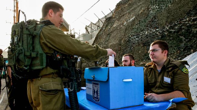 Un soldado israelí vota dos días antes en Erez, cerca de la frontera con Gaza.