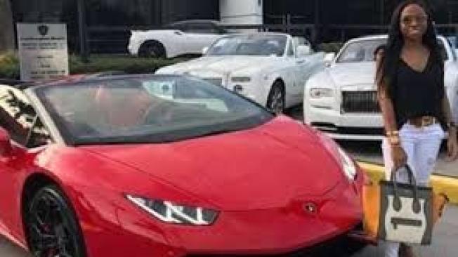 El polémico Lamborghini de Jenny Ambuila, que lucía en fotos subidas a redes sociales, viviendo en Estados Unidos.