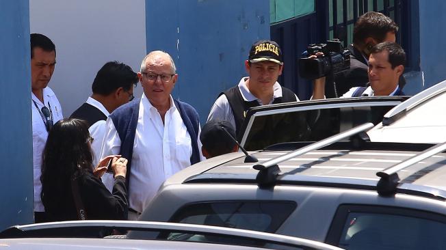 El expresidente peruano Pedro Pablo Kuczynski (c) sale de la sede de Medicina Legal tras su detención este 10 de abril en Lima (Perú).