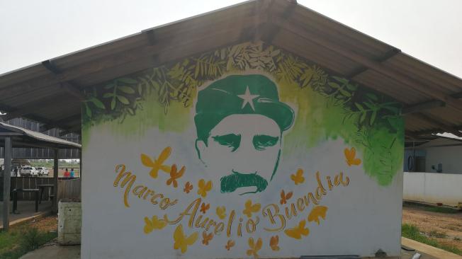En las casas y construcciones del Espacio Territorial hay grafittis e imágenes alusivas a íconos de la guerrilla.