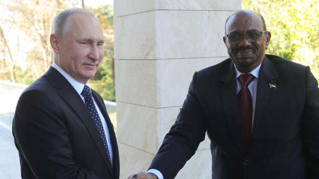Omar al Bashir (d.) con el presidente de Rusia, Vladimir Putin.