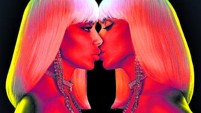 El álbum Kisses (besos, en inglés), está compuesto por diez canciones. La artista dice que refleja las múltiples personalidades que tiene.