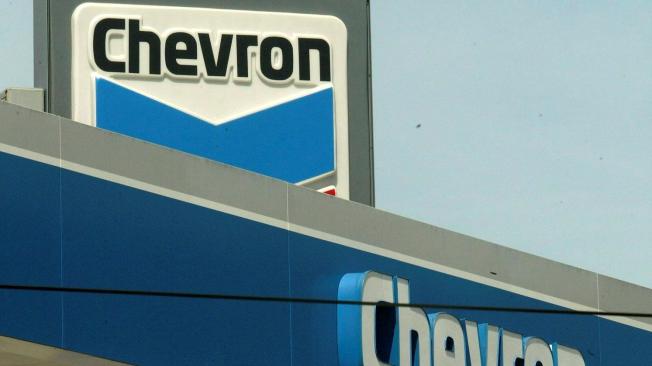 Para acometer la operación, Chevron emitirá 200 millones de acciones y pagará unos 8.000 millones de dólares en efectivo.