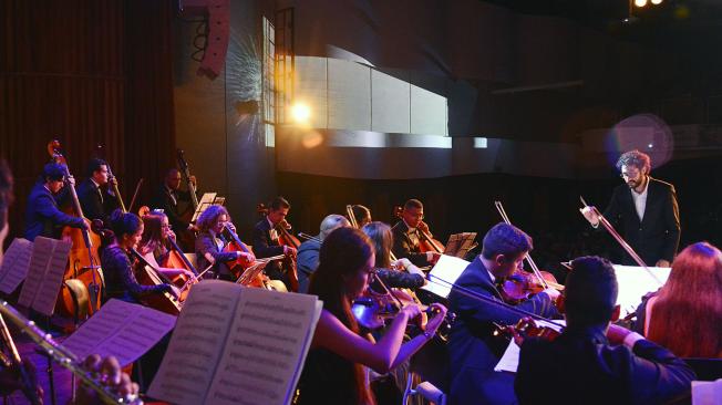 La Orquesta SInfónica del Atlántico no tiene un lugar fijo para presentarse por eso a sus integrantes les toca buscar la manera de actuar en otros espacios.