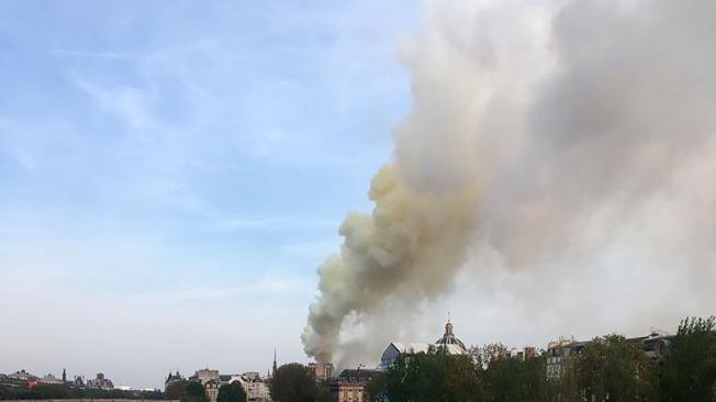 Un incendió se presentó en la Catedral de Notre Dame, en Paris, durante la tarde de este lunes.
