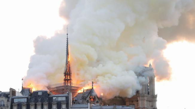 El monumental edificio continúa con las llamas en aumento, el humo se aviva con fiereza.