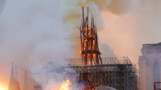 La parte superior de la catedral es consumida por las llamas.
