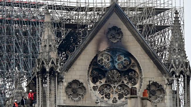 Después de un voraz incendio que tuvo lugar este lunes, inspectores revisaban este miércoles la estructura de la catedra de Notre Dame, en París.