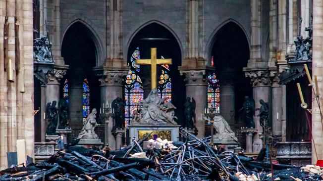 Después del incendio, se conocieron las primeras imágenes del interior de la catedral de Notre Dame. La cruz y la escultura 'Piedad', de Nicolas Coustou, quedaron intactas.