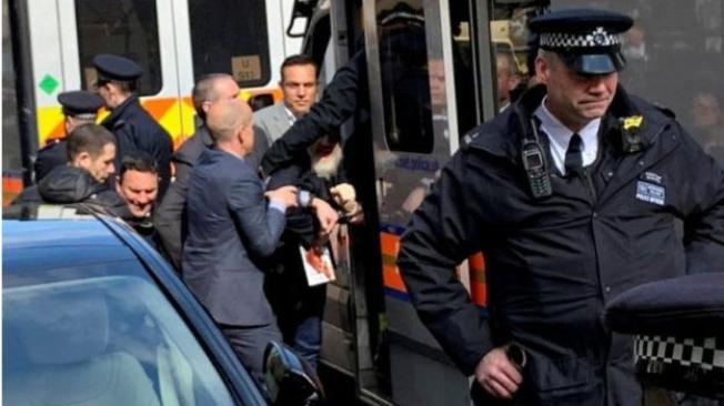 Assange fue llevado por autoridades británicas a un centro de detención.