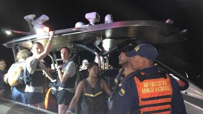 Así llegaron los 23 turistas rescatados por el cuerpo de Guardacostas de Santa Marta, quienes acudieron a la emergencia con dos unidades.