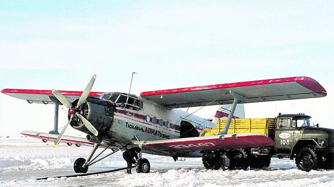 El Antónov-2, en el que Castro Caycedo y el fotógrafo y físico colombiano Alejandro Mendoza viajaron a un lugar llamado Muiscámennii, 520 km al norte del círculo polar ártico.