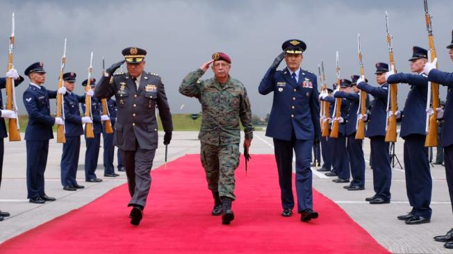 En el aeropuerto militar de Catam fue recibido el general de División Roque Moreira, Jefe del Comando Conjunto de las Fuerzas Armadas de Ecuador.