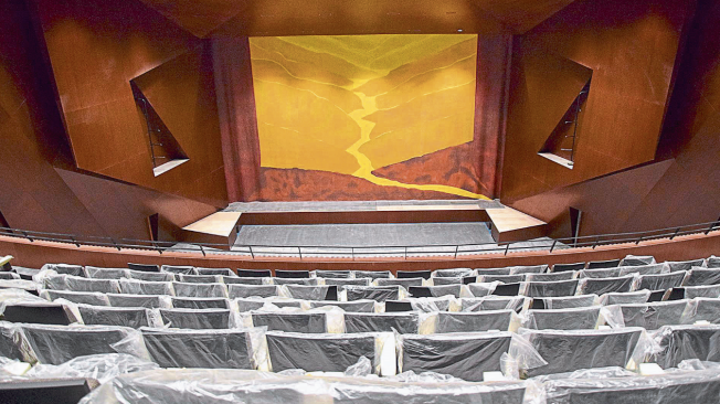El telón de boca con la imagen del cañón del Chicamocha será descubierto este viernes, en la reapertura del teatro.