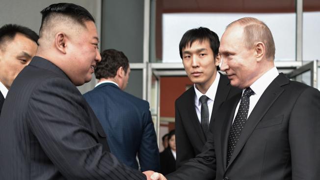 El líder norcoreano, Kim Jong-un (izq), estrecha la mano al presidente ruso, Vladímir Putin (dcha), tras la reunión mantenida este jueves, en el campus de la Universidad Federal del Lejano Oriente, en la isla de Russki, Vladivostok (Rusia).