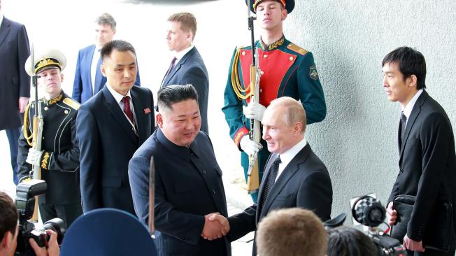 Kim Jong-un (i.) líder de Corea del Norte y Vladimir Putin, presidente de Rusia, en su encuentro en Vladivostok.