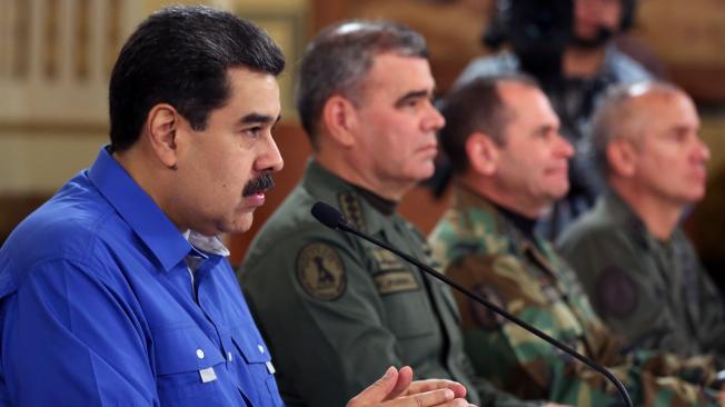 Este martes, Maduro apareció en una cadena de televisión, rodeado de la cúpula militar.