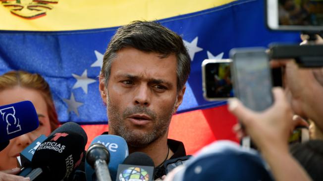 El líder de la oposición venezolana Leopoldo López apareció este jueves frente a la Embajada de España en Venezuela.