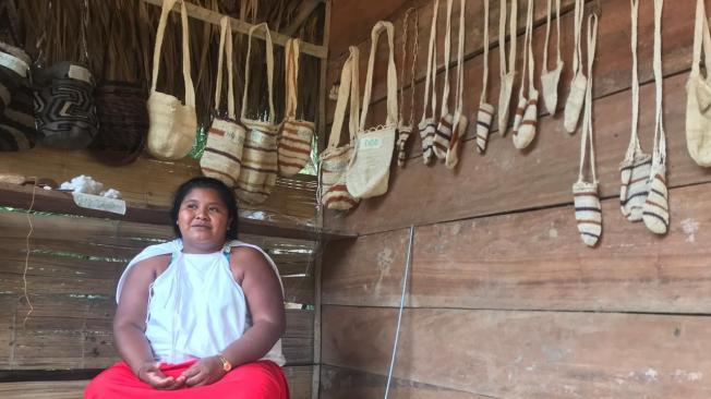 Marta, una de la mujeres wiwa, está intentando cambiar cambiar la desigualdad entre hombres y mujeres que existe en las comunidades indígenas. Al fabricar productos como mochilas y manillas buscan la independencia económica de sus esposos.