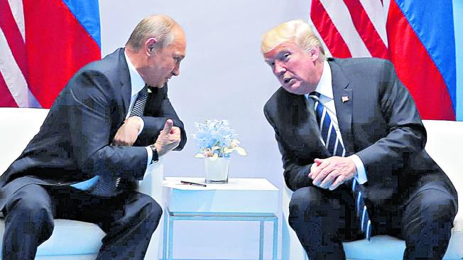 Donald Trump (d) y Vladimir Putin han tenido pocos encuentros pero la relación es cercana.