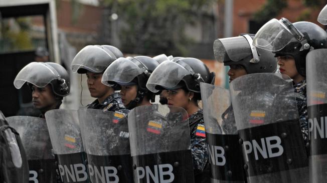 La Policía antidisturbios vigila a esta hora el comando de la Armada venezolana. Las manifestaciones se concentran en el barrio San Bernardino, en Caracas, este sábado 4 de mayo.