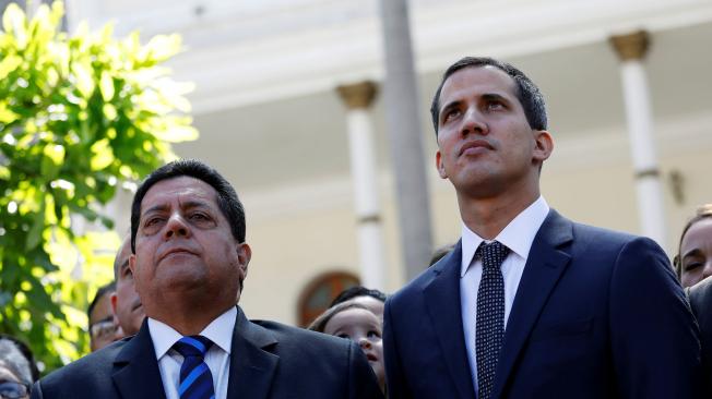 Edgar Zambrano (izq.), primer vicepresidente de la Asamblea Nacional, junto con el presidente encargado de Venezuela, Juan Guaidó.