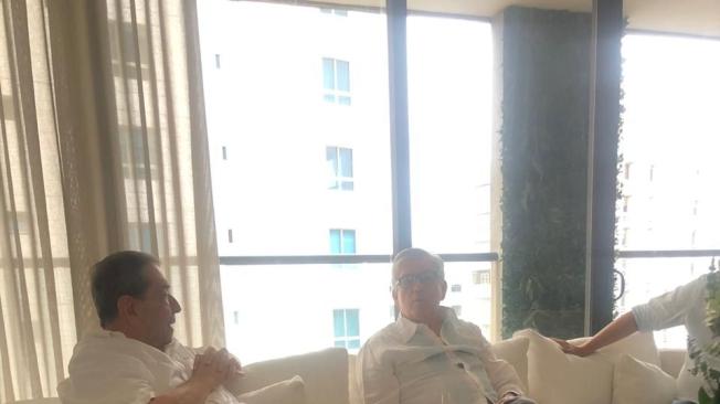 El director del Partido Liberal, César Gaviria (der.), reunido con Fuad Char, patriarca de la familia de la Costa.