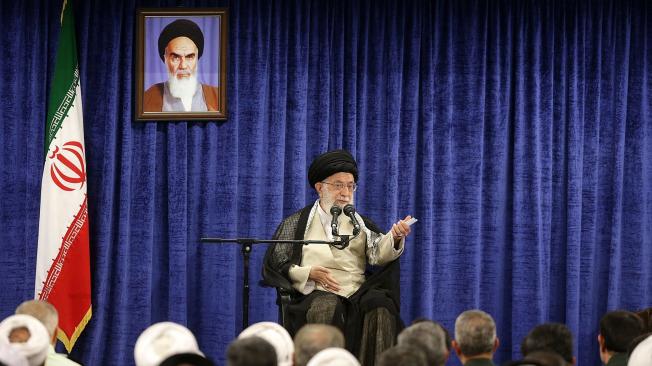 El líder supremo de Irán, Ali Jameneí, informó que no habrá guerra entre Irán y Estados Unidos, y que tampoco habrá negociación, ya que la negociación sería como un veneno para Irán, y agregó que la única forma es la resistencia.