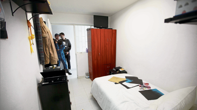 Amplias habitaciones, cocina, huerta y hasta zona de juegos tienen los políticos recluidos en la cárcel La Picota de Bogotá.