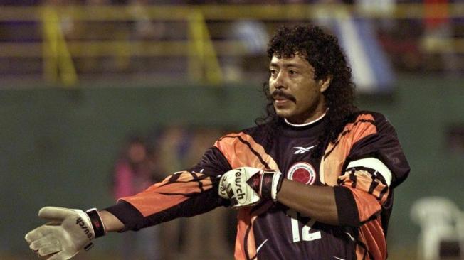 No hay duda del talento en el arco de René Higuita, pero entre otros hechos extradeportivos estuvieron su visita a Pablo Escobar, su implicación en un caso de intervención de un secuestro y un presunto doping positivo por cocaína en 2004.