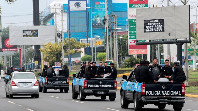 Oficiales de la policía vigilan las calles durante las 24 horas del paro nacional Nicaragua.