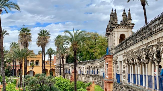 El Real Alcázar, sus jardines y su arquitectura, que hablan de las diferentes etapas de esta importante ciudad española.