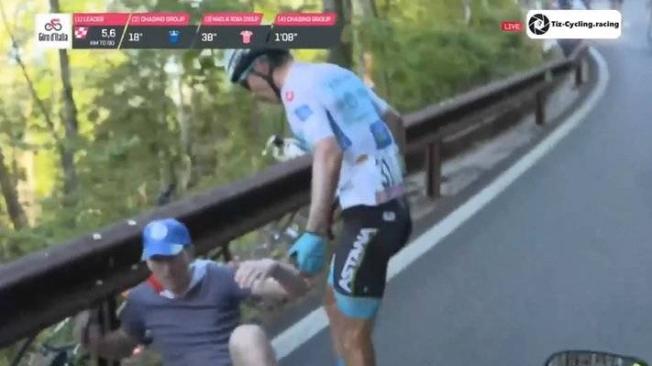 Miguel Ángel López y el momento del incidente con el aficionado, a 6 km de la meta de la etapa 20 del Giro de Italia.