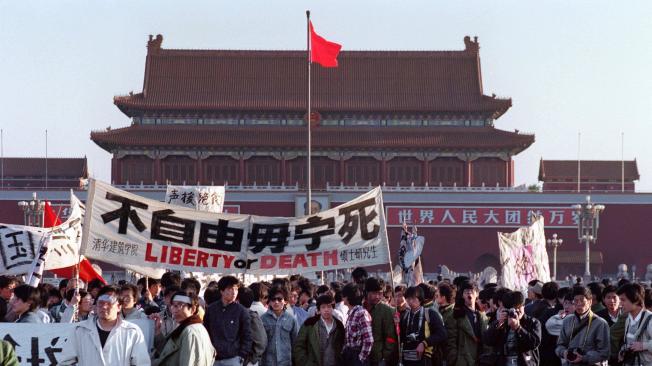 Decenas de estudiantes hicieron parte de una huelga de hambre en mayo de 1989, en la plaza de Tiananmén, para pedir por democracia en China.
